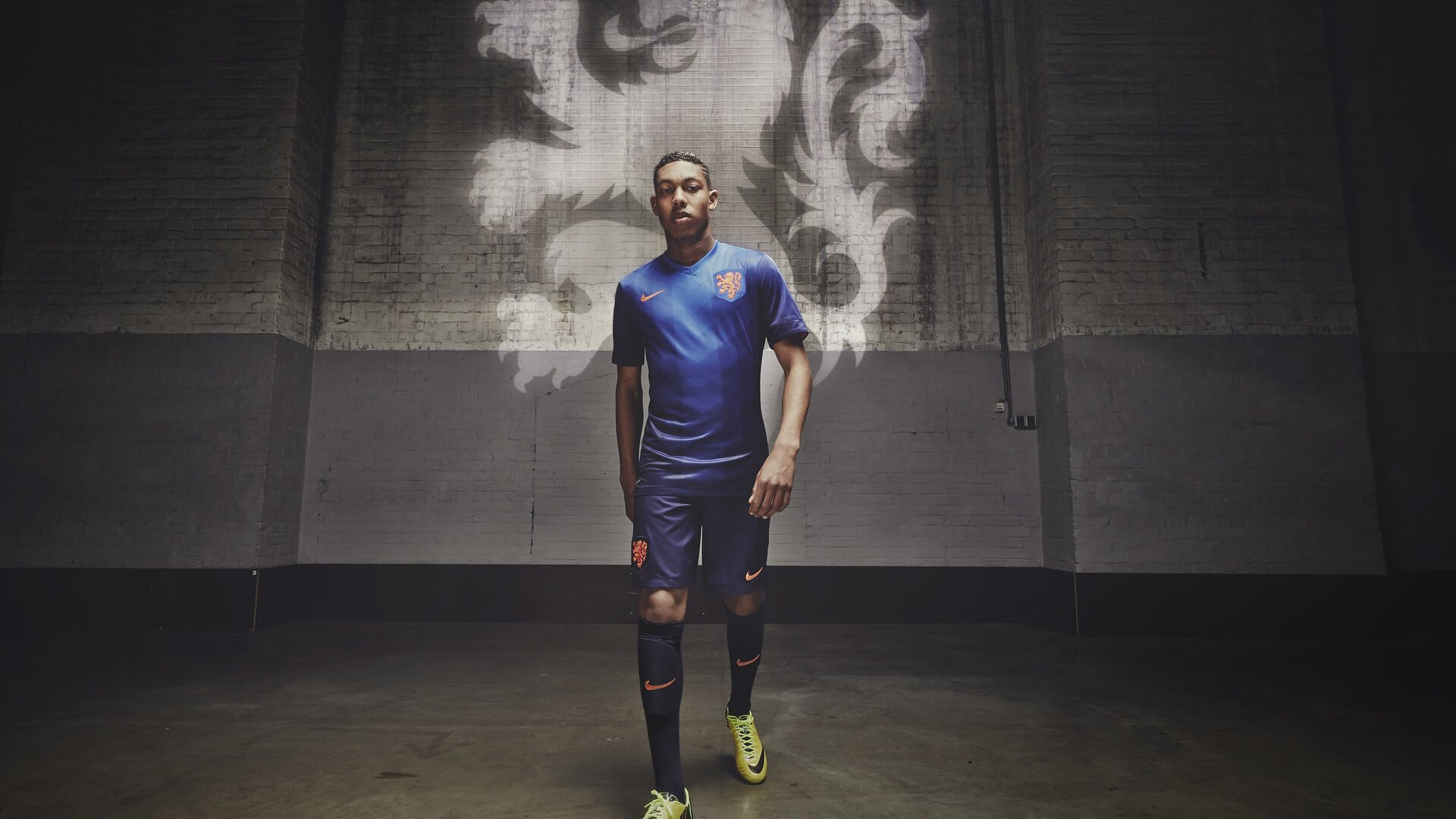 塞恩斯领衔绝地反击，阿斯顿马丁如何以技术革新碾压雷诺车队